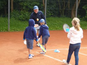 Mit spielerischen Elementen wird der Tennissport den Jüngsten vermittelt._kl